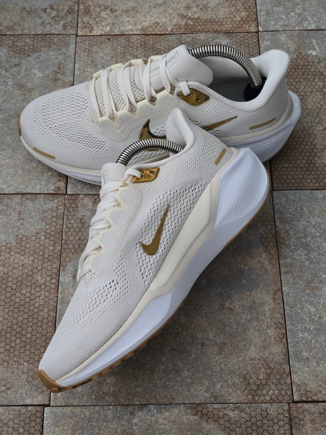 (235)나이키 에어 줌 페가수스 41 메탈릭 골드 상품이미지5