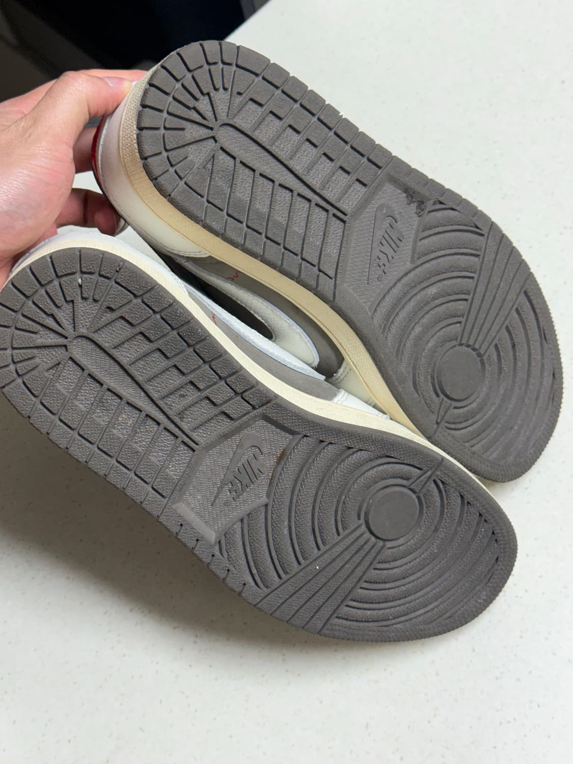 조던 1 x 트래비스 스캇 레트로 로우 OG SP 세일 앤 리저록 상품이미지3