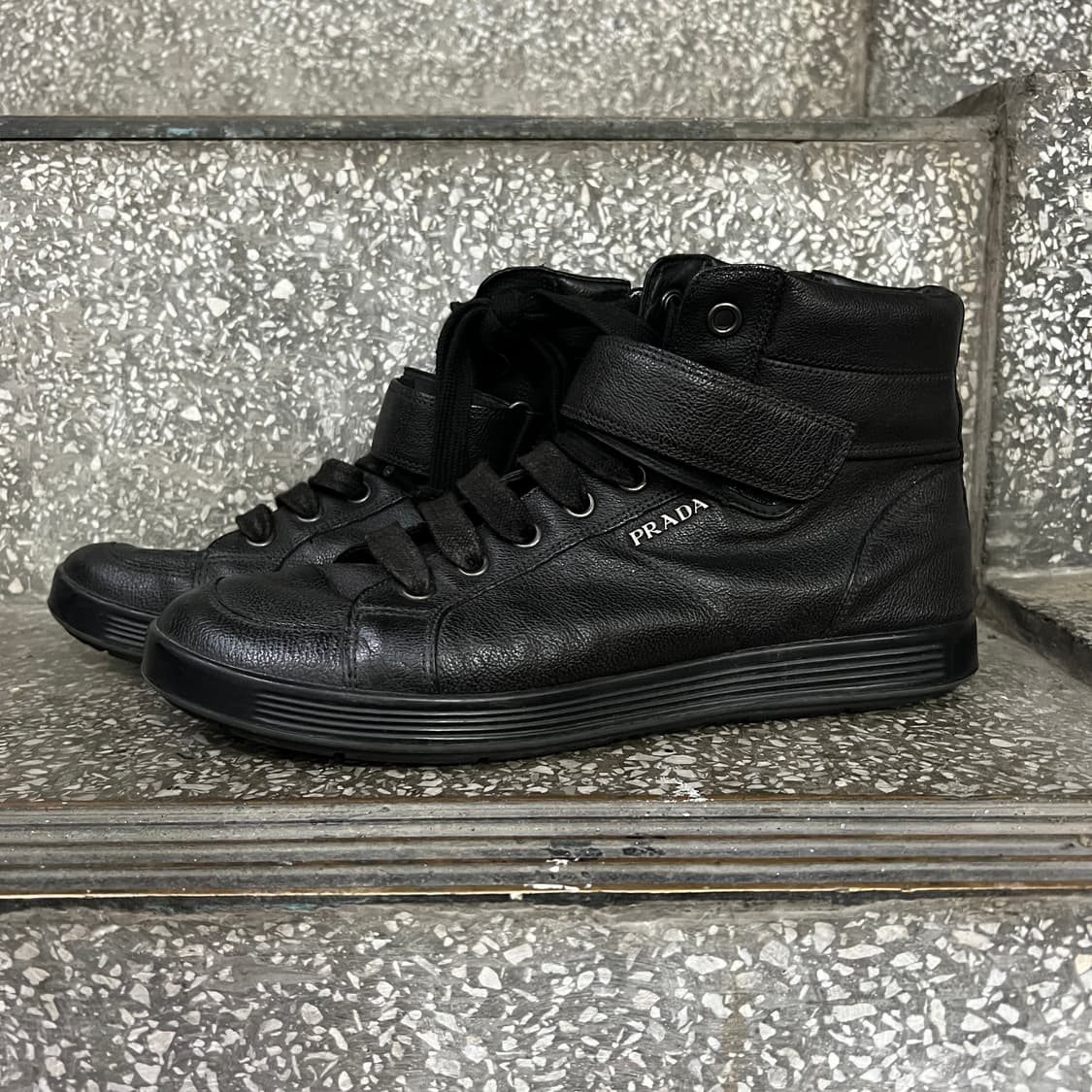 프라다 블랙 레더 벨크로 하이탑 스니커즈 상품이미지2
