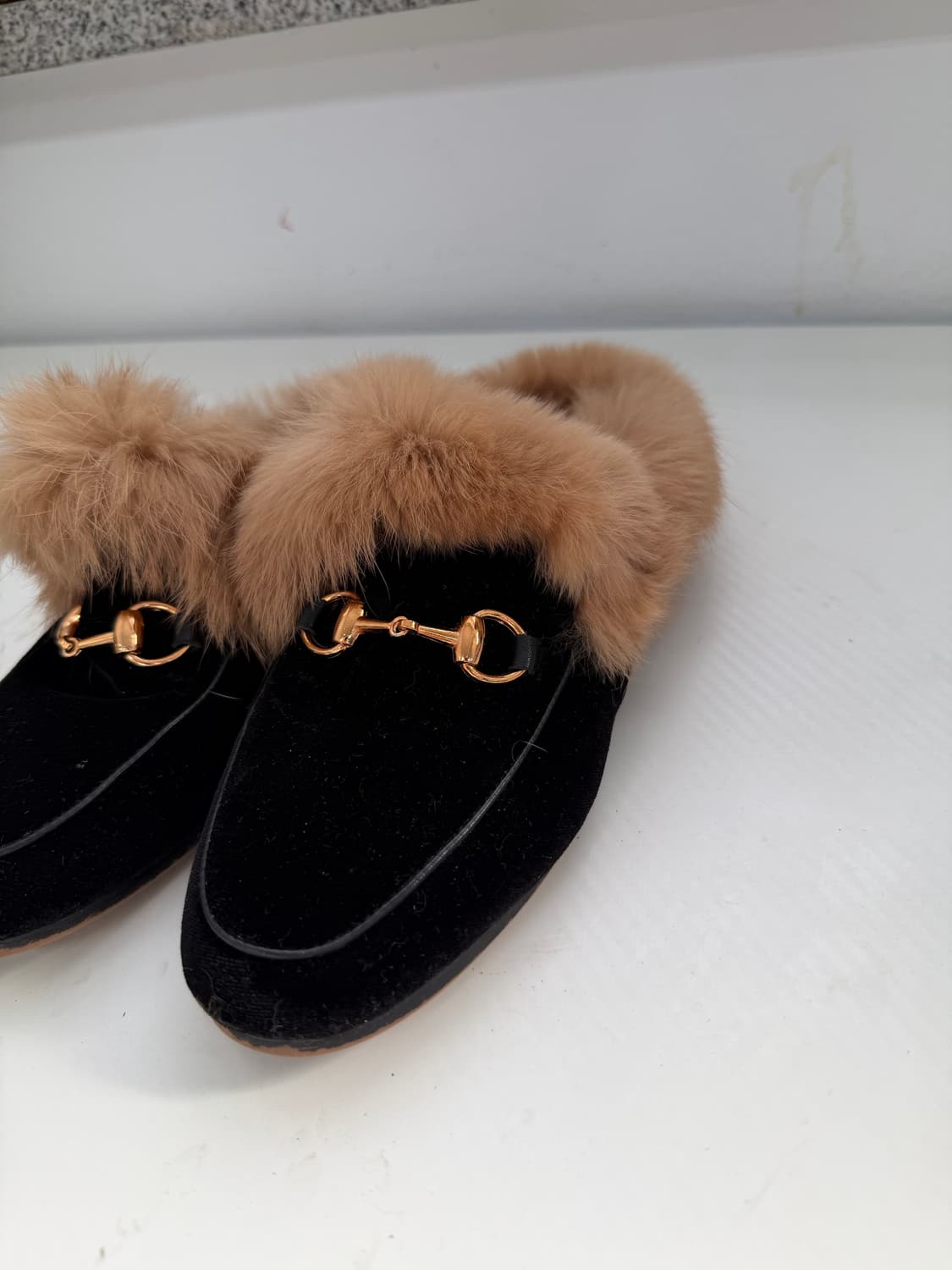 정품) UGG 어그 여성 퍼 물 슬리퍼 6L 상품이미지2