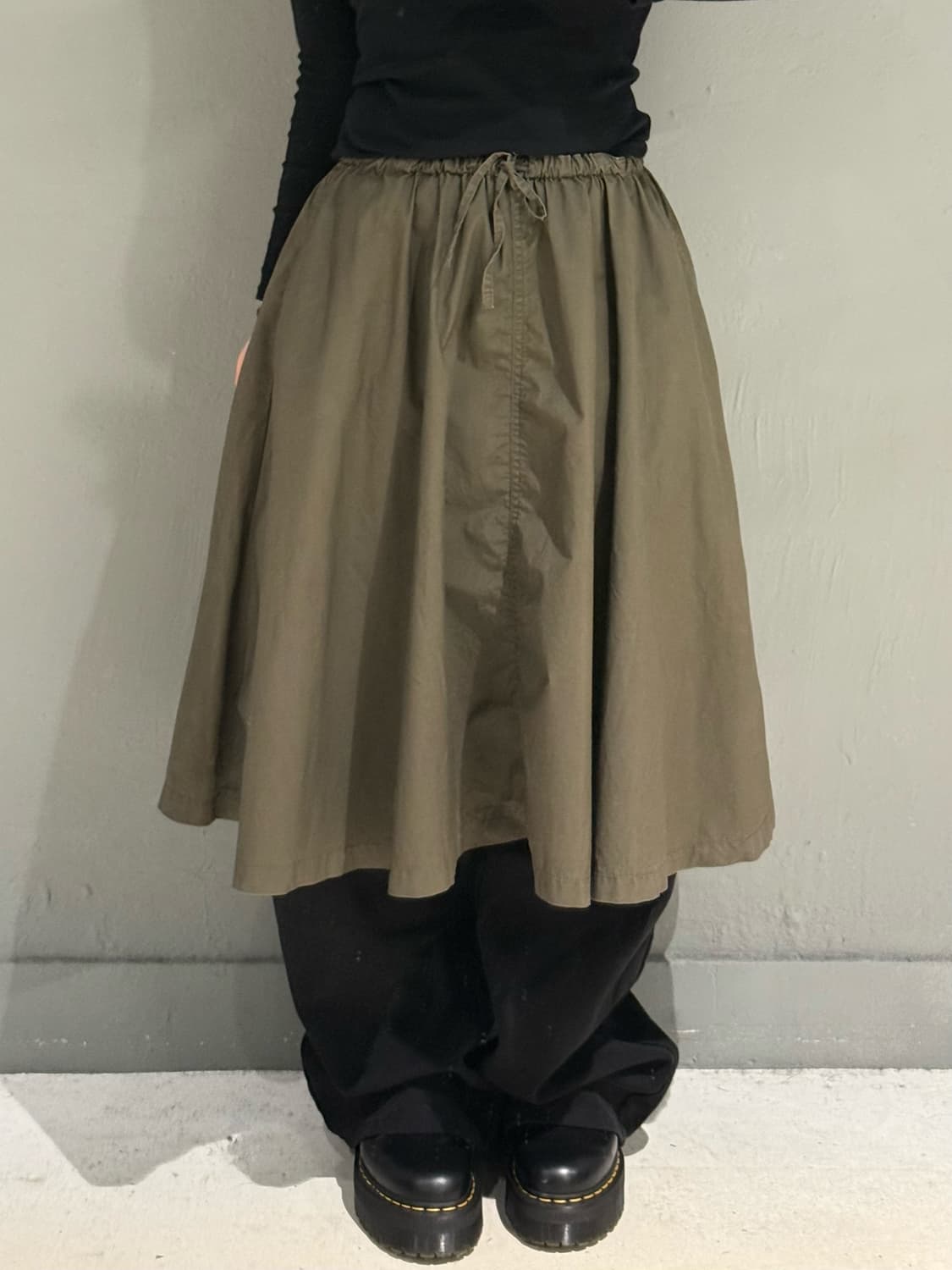 khaki flare-fit midi skirt 상품이미지2