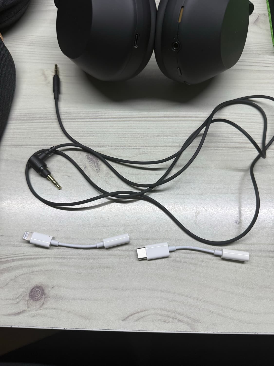 소니 WH-1000XM5+벨킨 어댑터+애플 정품 연결 잭 2개 판매합니다 상품이미지3