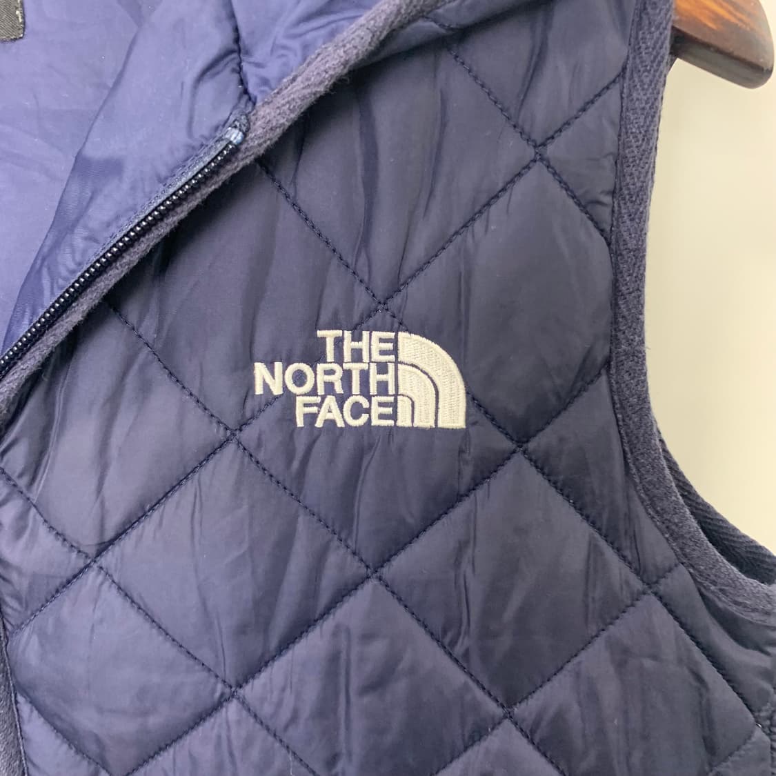 노스페이스 자수로고 후드 퀼팅 조끼패딩 상품이미지5