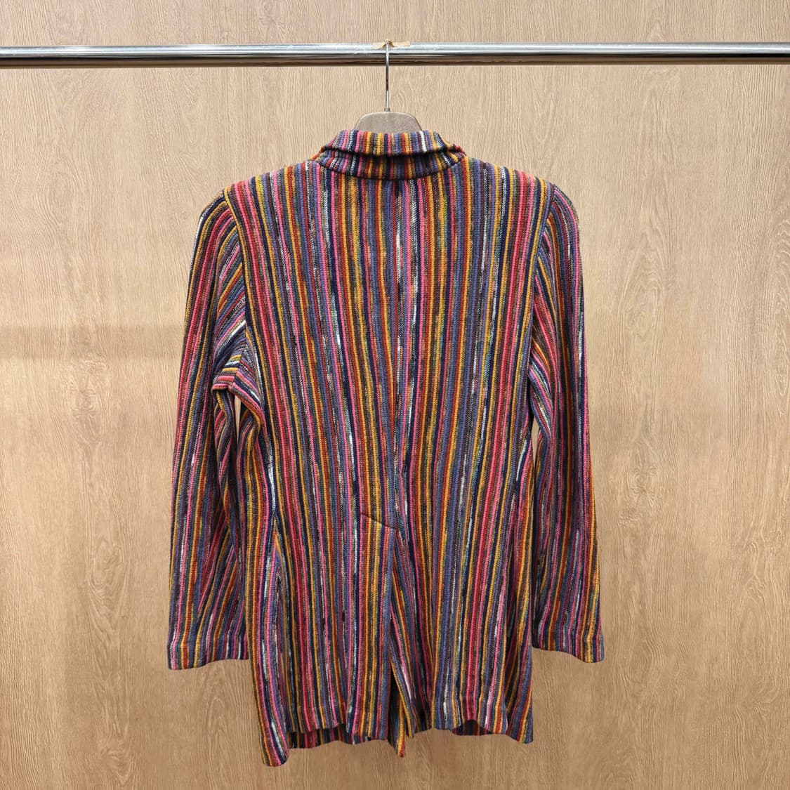 미쏘니 스트라이프 니트 블레이저 테일러드 카라 3버튼 디테일 멀티컬러 상품이미지3