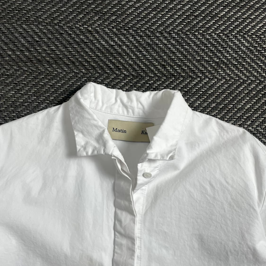 마뗑킴 히든 버튼 크롭 화이트 셔츠o 4243 상품이미지5