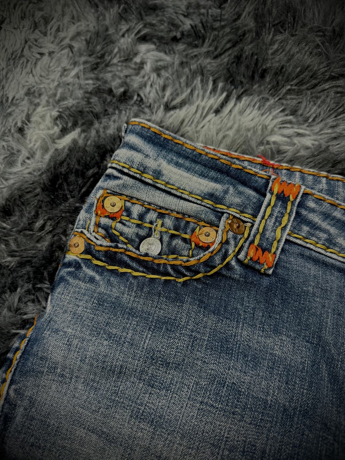 True Religion 오렌지 스티치 데님 숏팬츠 상품이미지5