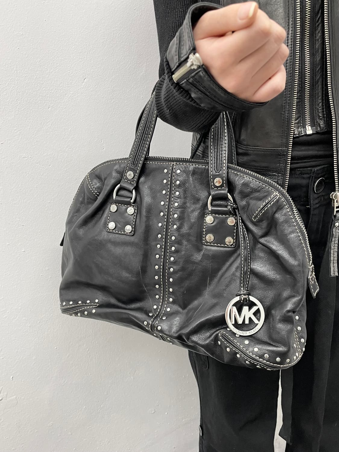 마이클코어스 블랙 은장 스터드백 상품이미지4