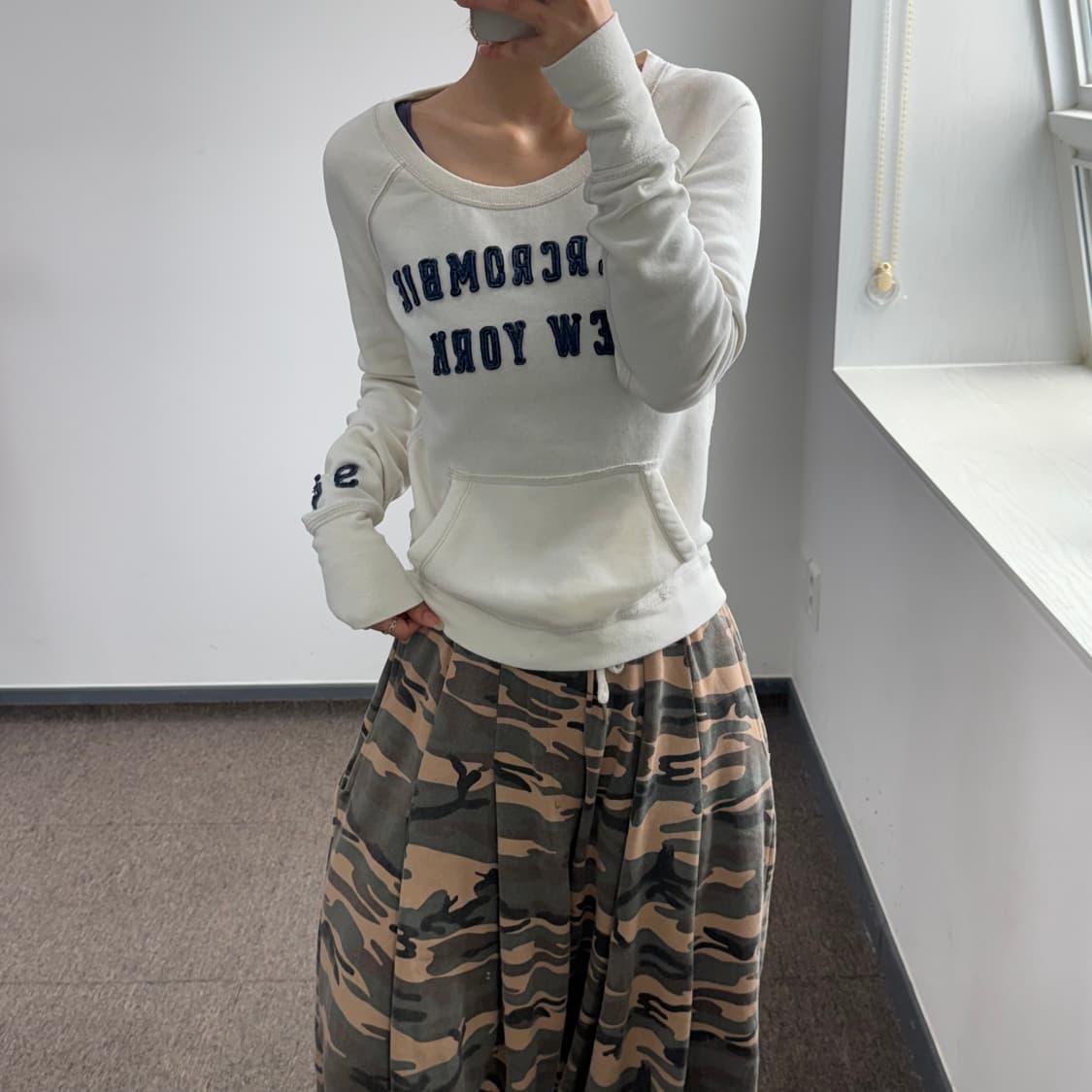 Abercrombie 아베크롬비 스펠아웃로고 아이보리 맨투맨 상품이미지2