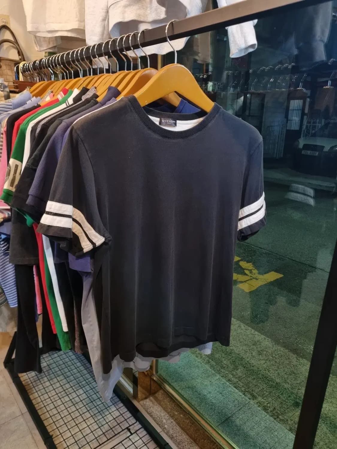 실사이즈 95~100 지방시 소매 화이트 레이어드 아수라 반팔티셔츠 상품이미지1