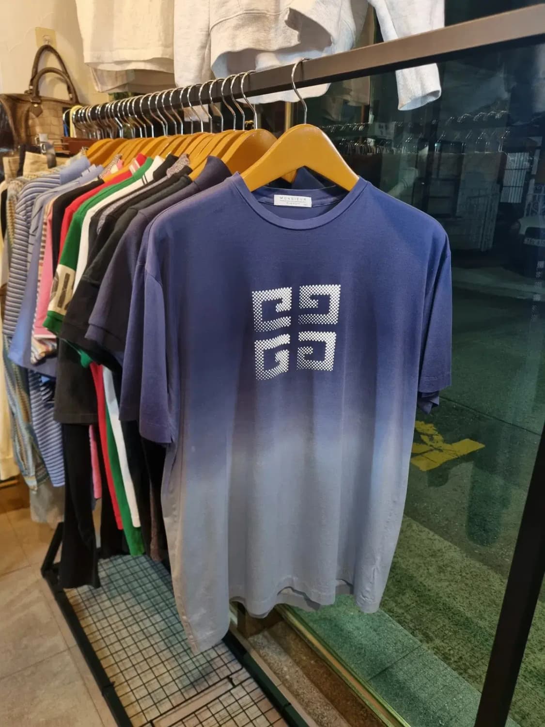 실사이즈 105 지방시 빅 로고 그라데이션 반팔티셔츠 상품이미지1