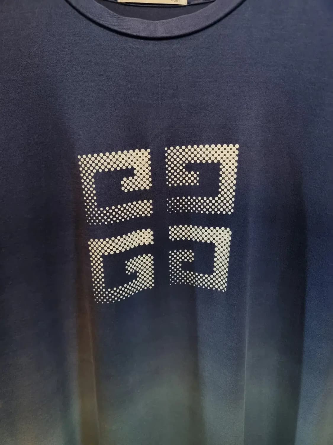 실사이즈 105 지방시 빅 로고 그라데이션 반팔티셔츠 상품이미지3