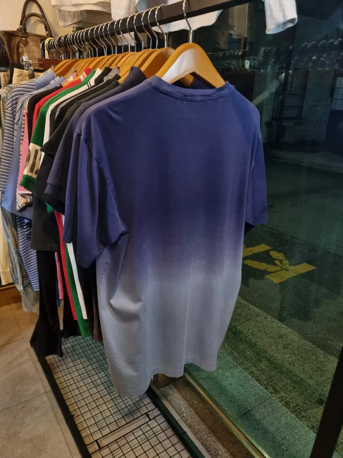 실사이즈 105 지방시 빅 로고 그라데이션 반팔티셔츠 상품이미지5