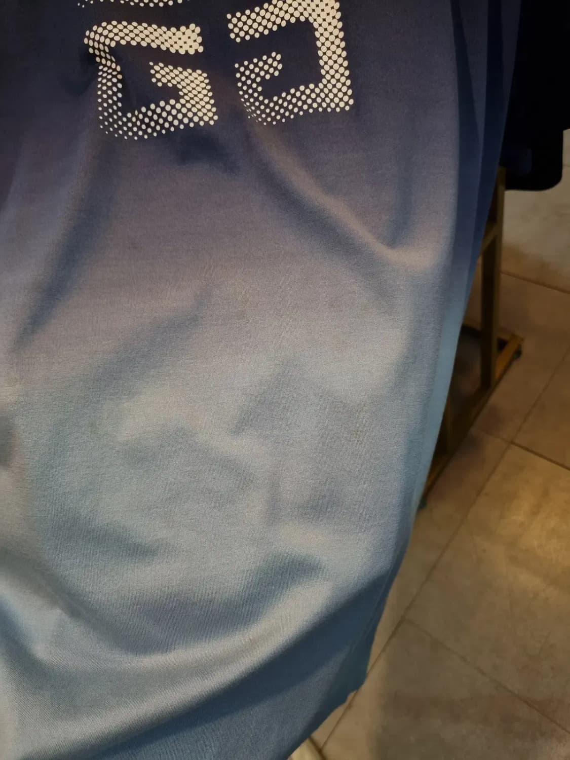 실사이즈 105 지방시 빅 로고 그라데이션 반팔티셔츠 상품이미지6