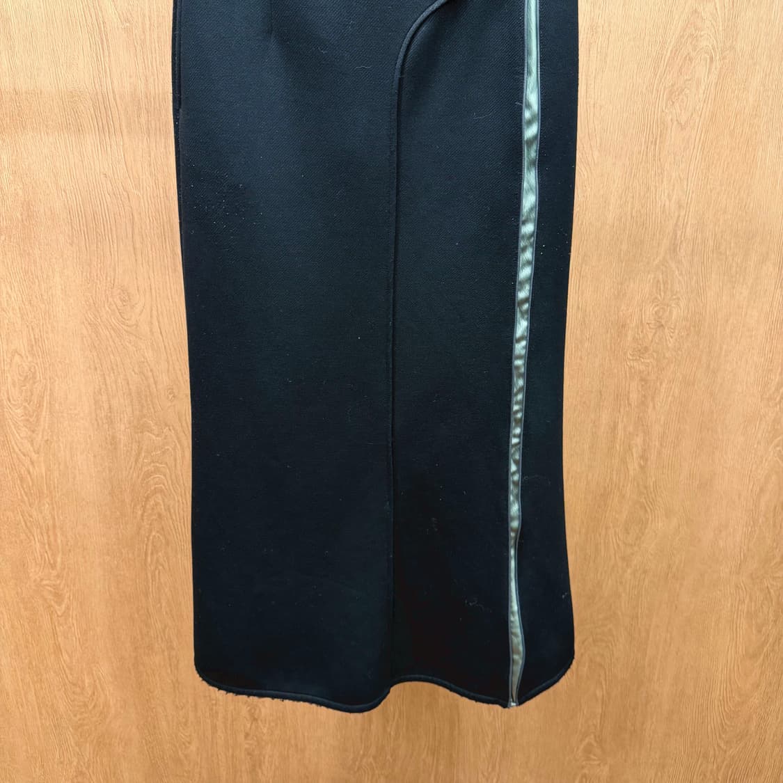 JPN 롱 스커트 세로 절개 패널 사이드 그린 라인 파이핑 디테일 블랙 상품이미지5