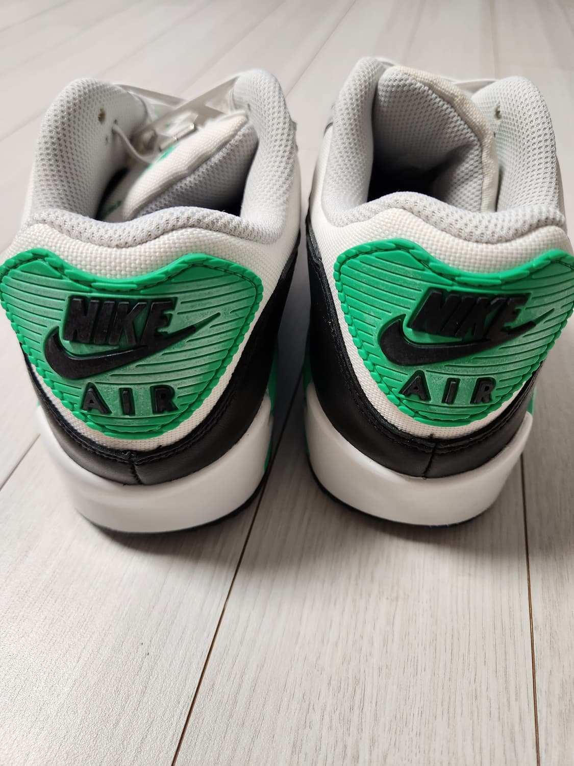 나이키 에어맥스 90 고어텍스 서밋 화이트 포톤 더스트 사이즈275

사 상품이미지3