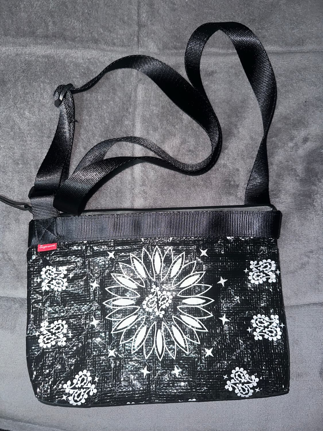 슈프림 반다나 크로스백 상품이미지2