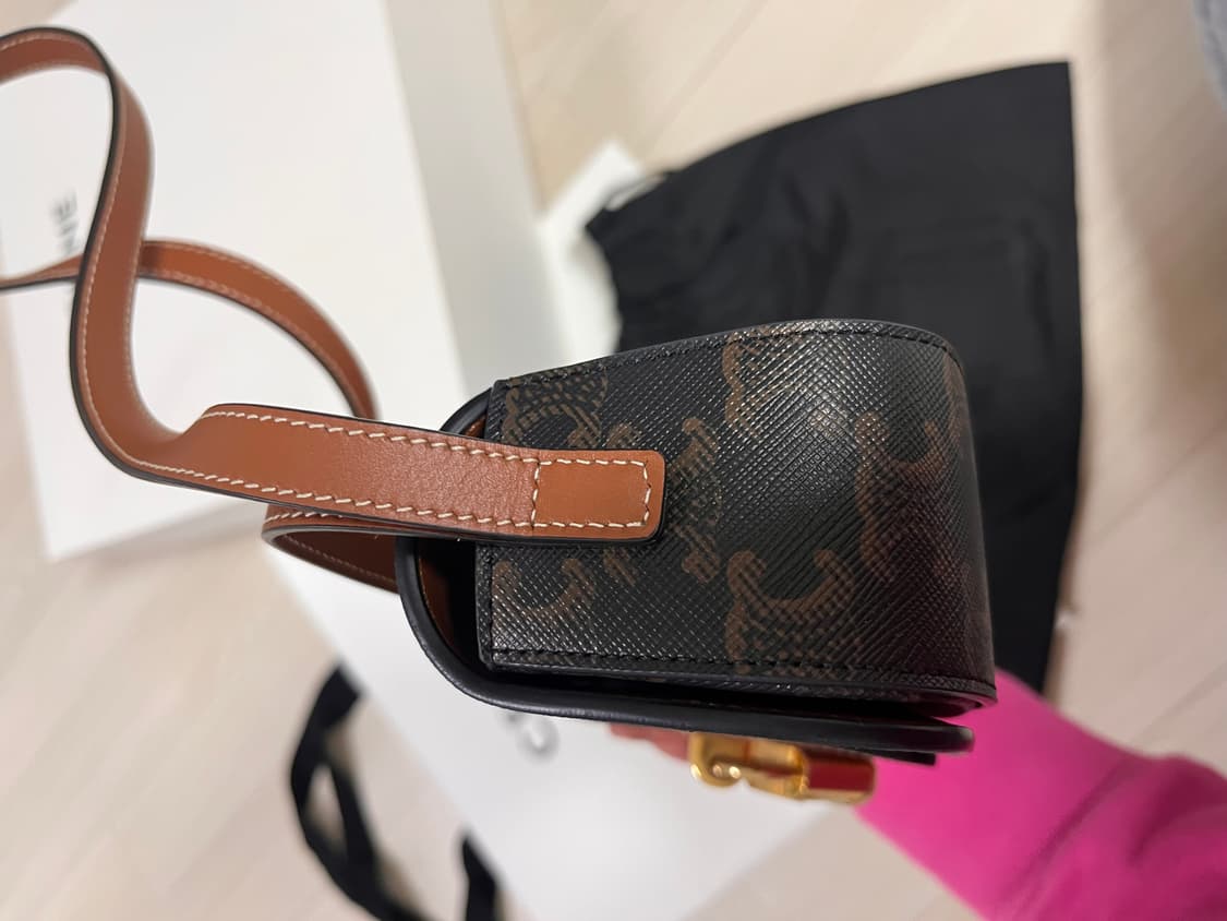 셀린느 클러치 온 스트랩 타부백 상품이미지5