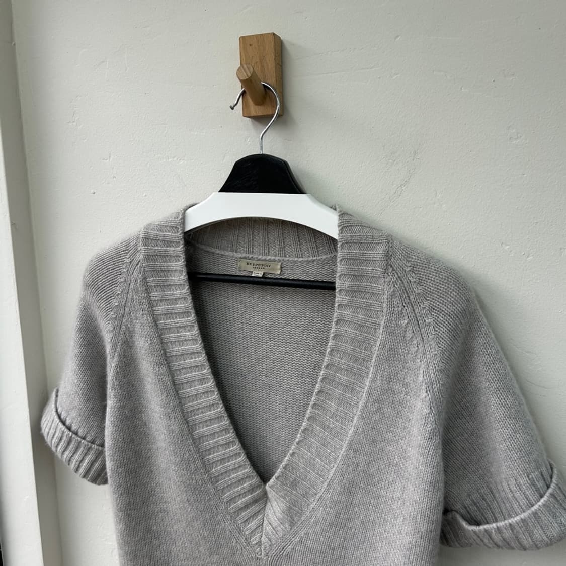 15901 - 버버리 브이넥 반팔 울 니트 (울 70%) 상품이미지1