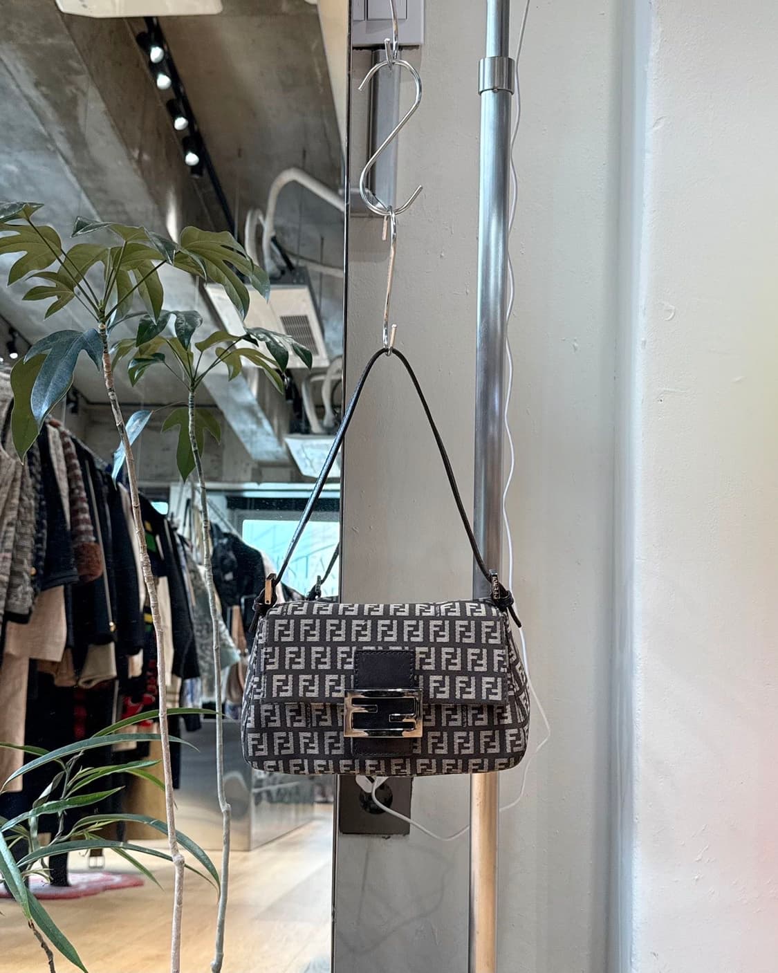 펜디 딥브라운 주카 바게트 숄더백  상품이미지1