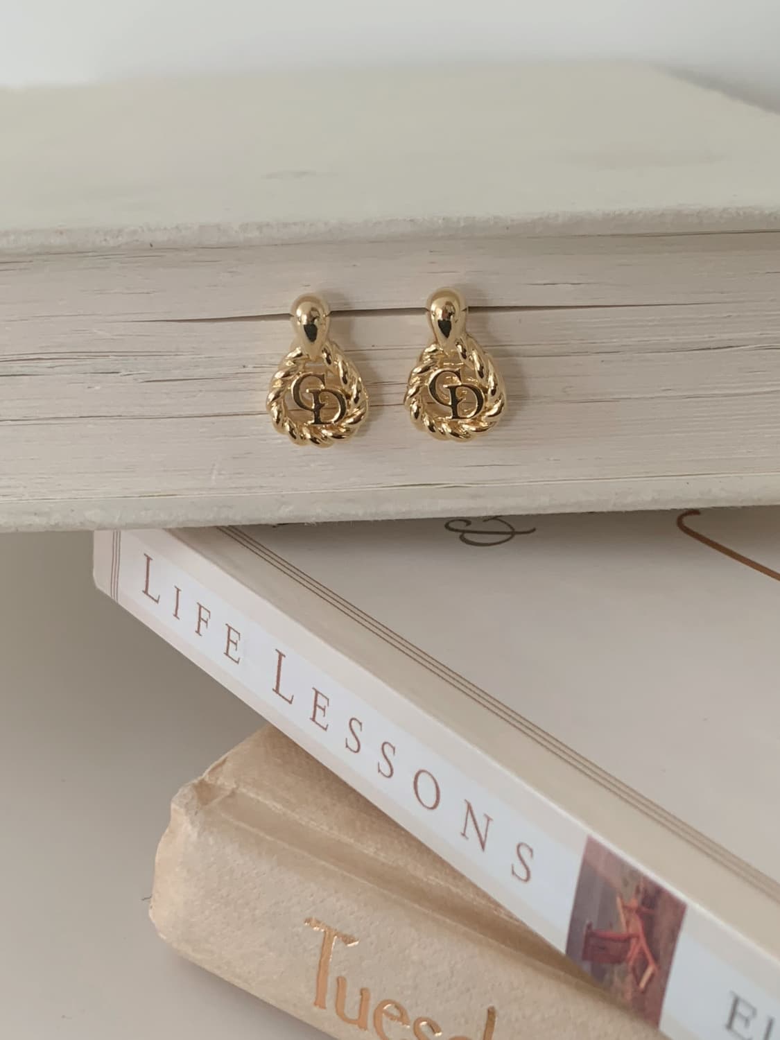 [ 디올 ]  디올 골드 로고 귀걸이 상품이미지3