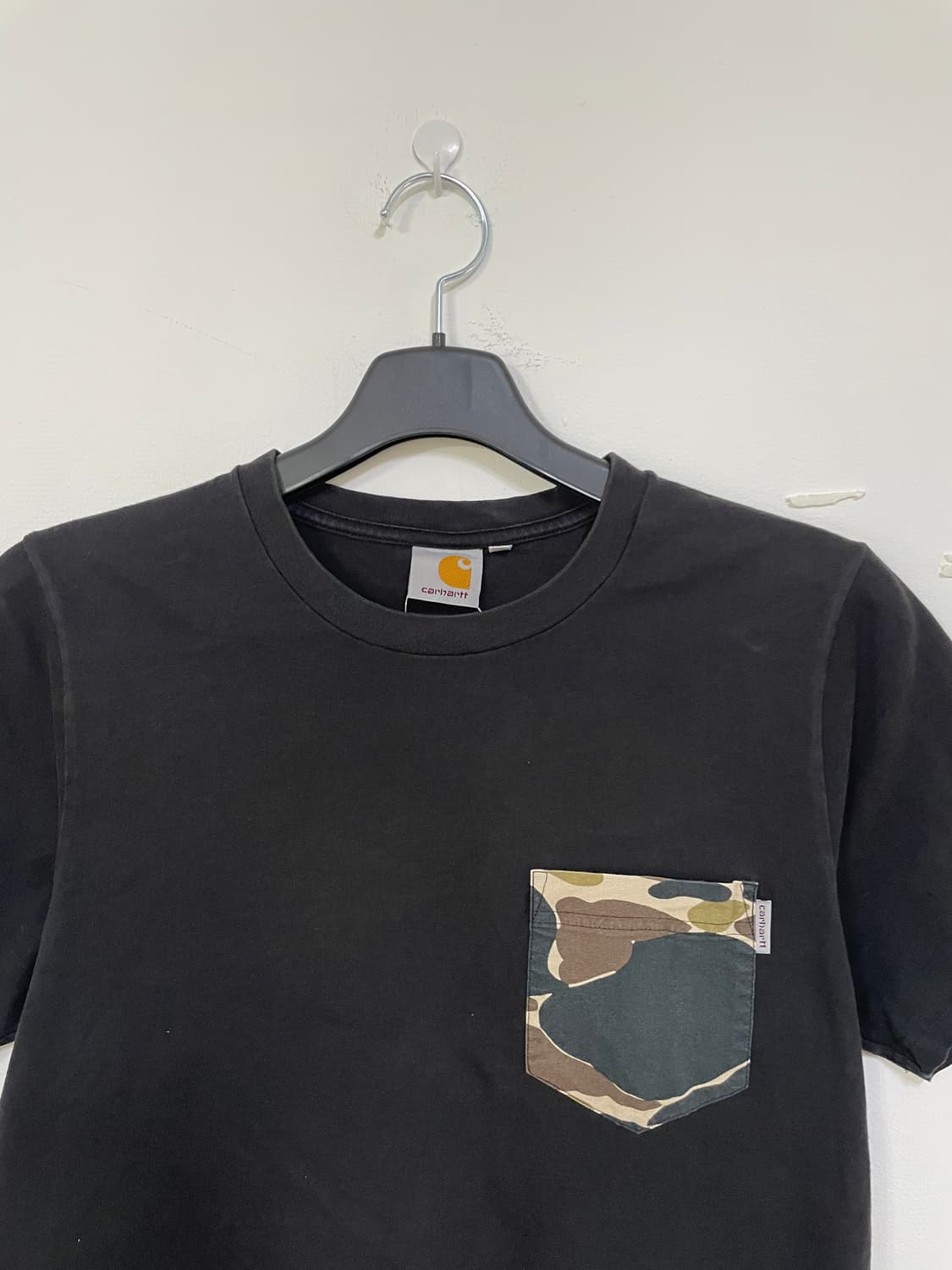 칼하트 카모포켓 반팔티 블랙 상품이미지4
