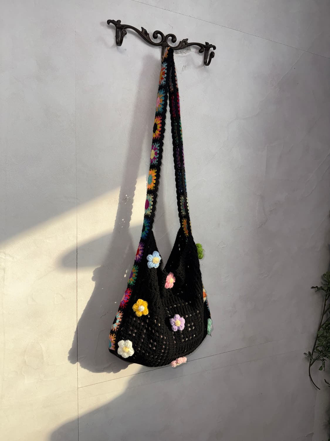 Black multi color flower crochet 크로스백 상품이미지3