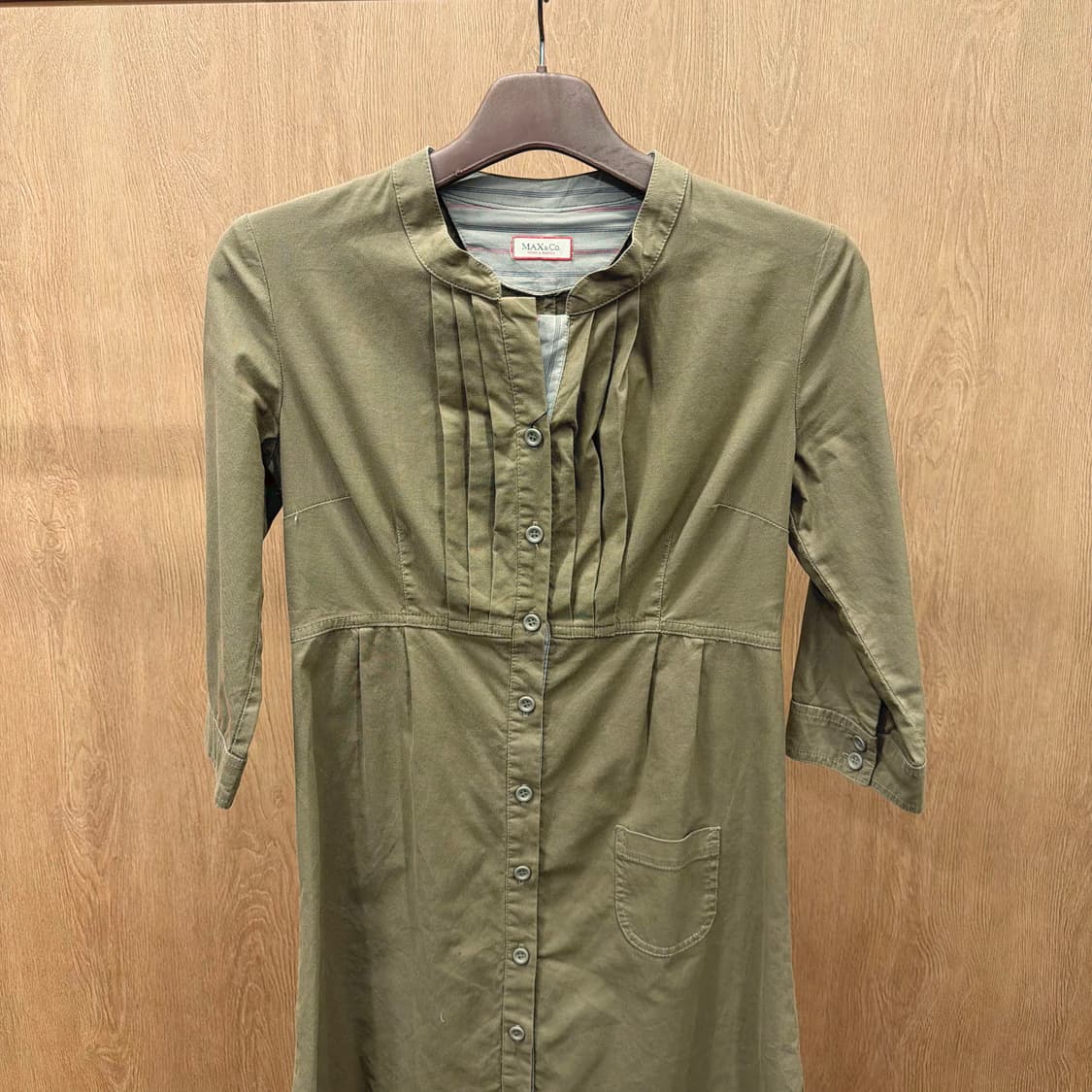 막스앤코 미디 원피스 스탠드 카라 7부 싱글 포켓 버튼 디테일 카키 상품이미지4