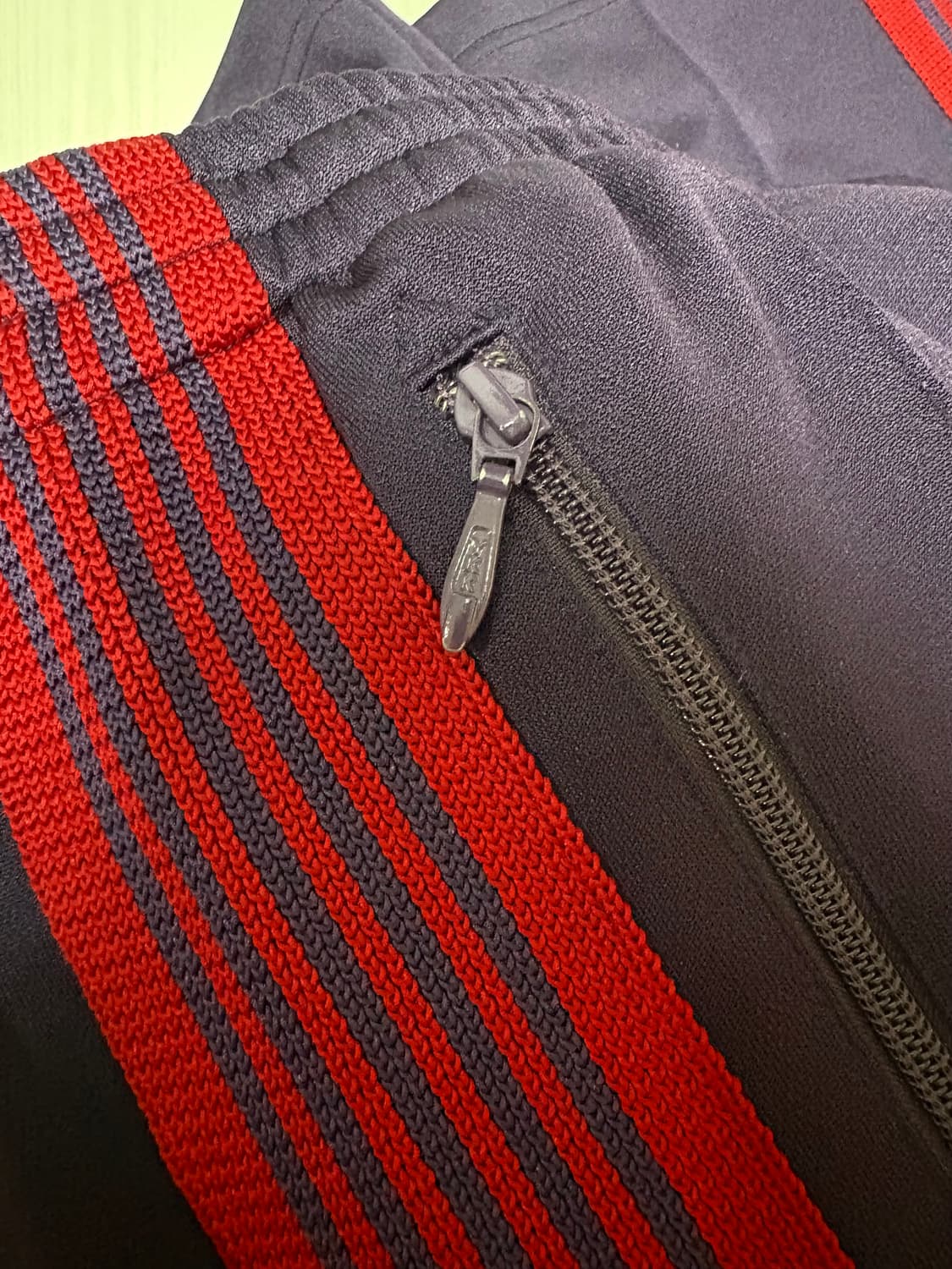 니들스 내로우 트랙팬츠 폴리 스무스 다크 퍼플 레드 상품이미지6