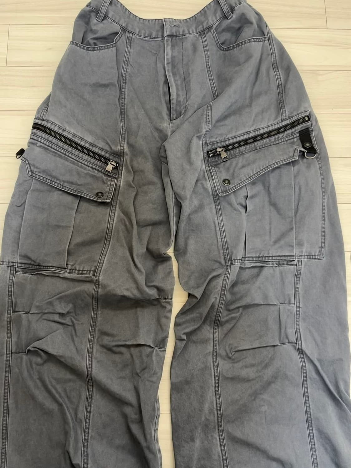 아캄 Knee Pin-Tuck Zippered Cargo Pants 판매 상품이미지3