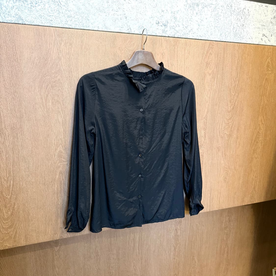 하레 긴팔 블라우스 하이넥 프릴 숄더 셔링 디테일 레귤러핏 블랙 상품이미지1