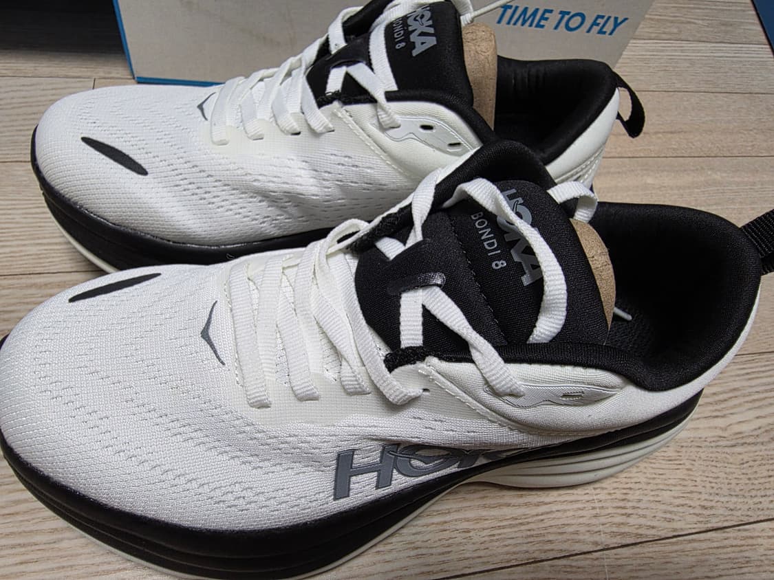 호카 본디8 흰검 색상 런닝화 상품이미지1