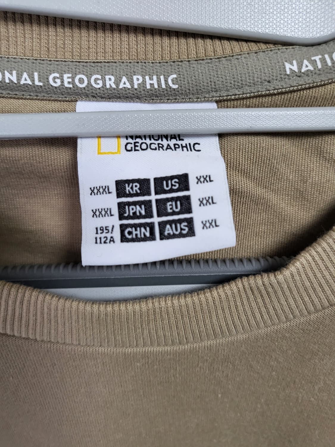 내셔널지오그래픽 백면 로고 그래픽 맨투맨 베이지 상품이미지4