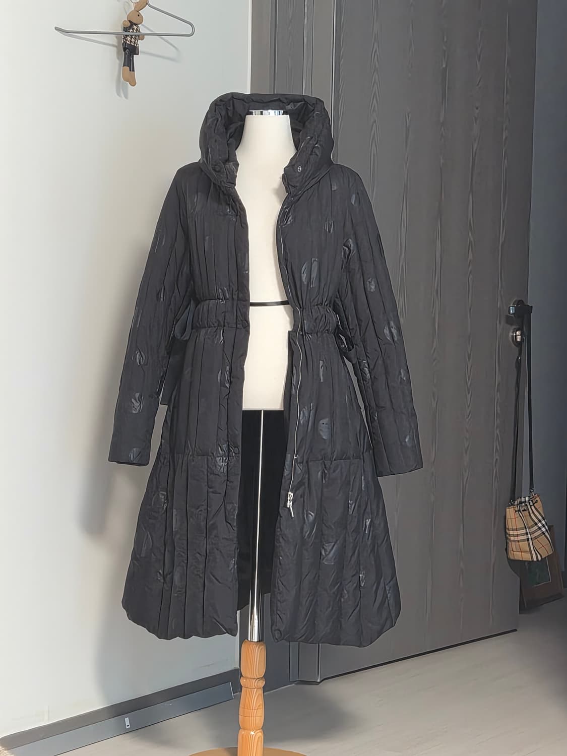 [브랜드] 이상봉에디션 아트 도트 구스다운 롱코트 (아트블랙) 상품이미지4