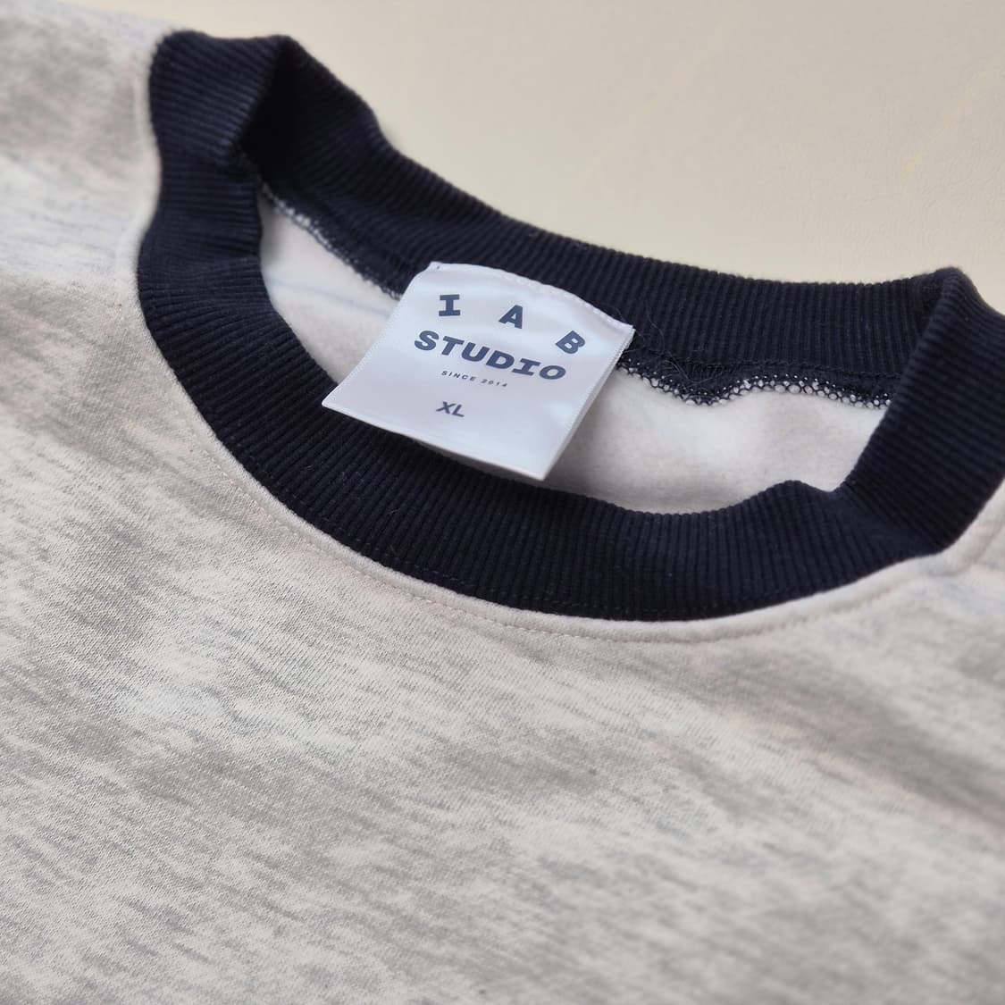 아이앱스튜디오 맨투맨 스웨트셔츠 오트밀 네이비 XL 상품이미지4