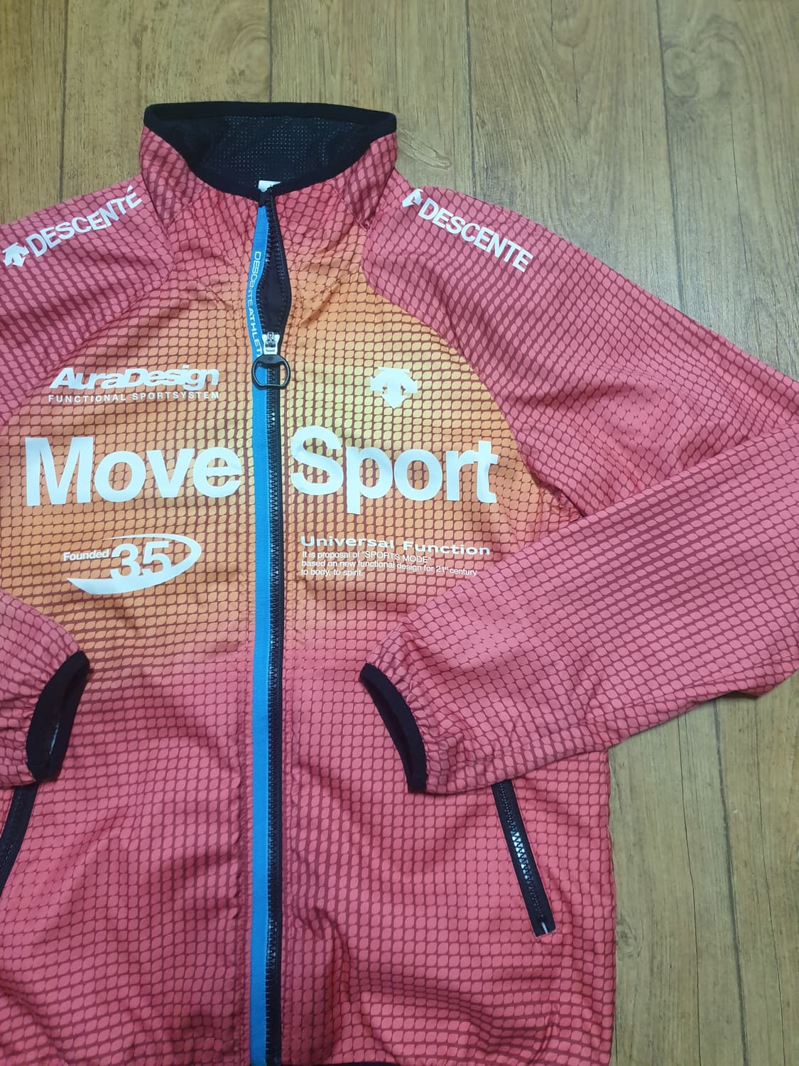 1148 데상트 바람막이 90 사이즈입니다 상품이미지3