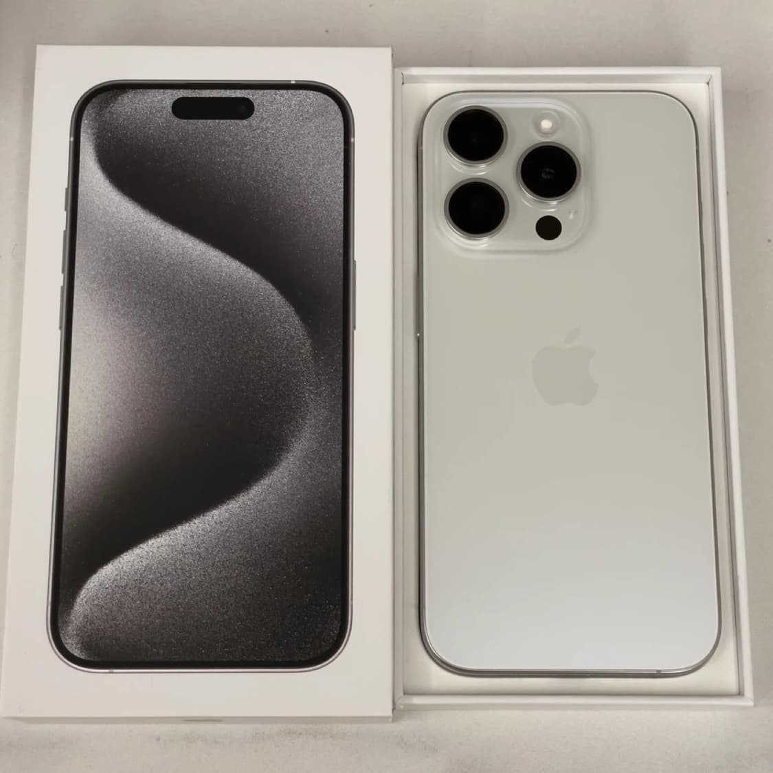 아이폰 15 프로 128GB 자급제 화이트 티타늄입니다 상품이미지2