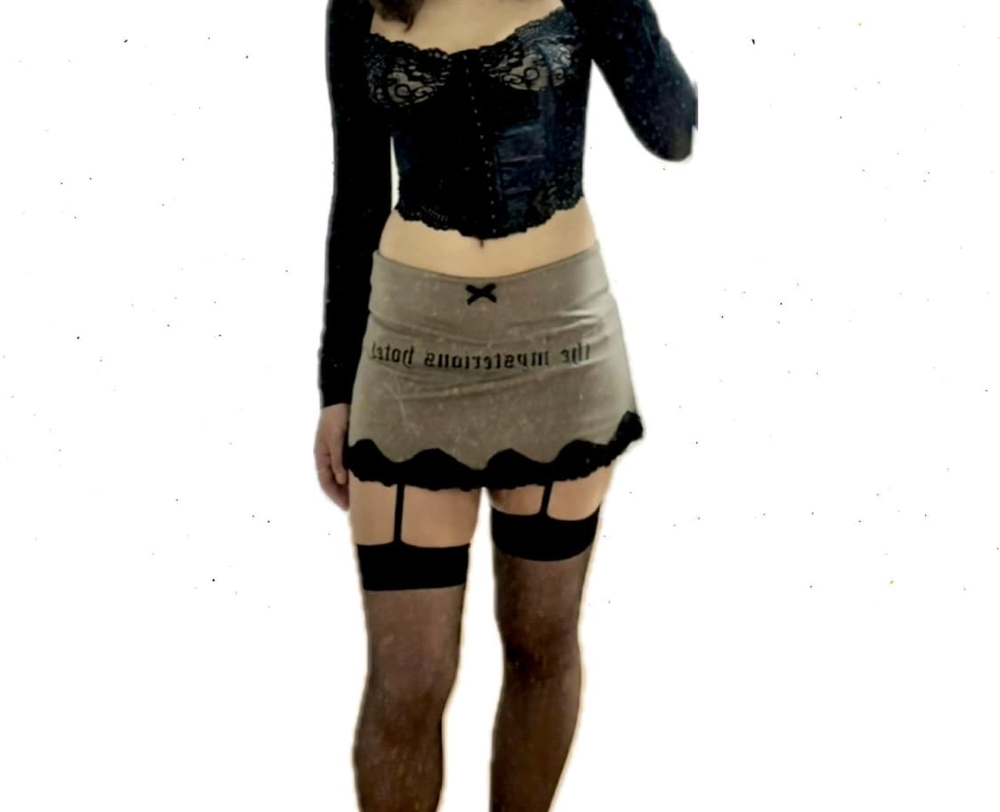 [착샷] 더미스테리어스호텔 메이드 레터링 레이스 브라운 스커트 상품이미지1