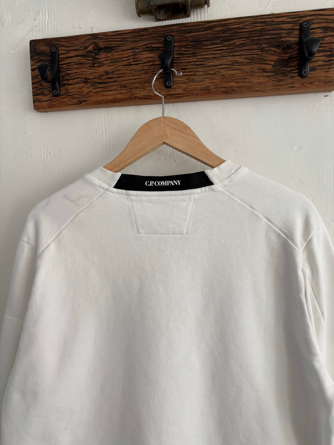 CP 컴퍼니 와펜 크루넥 화이트 스웻셔츠 상품이미지4