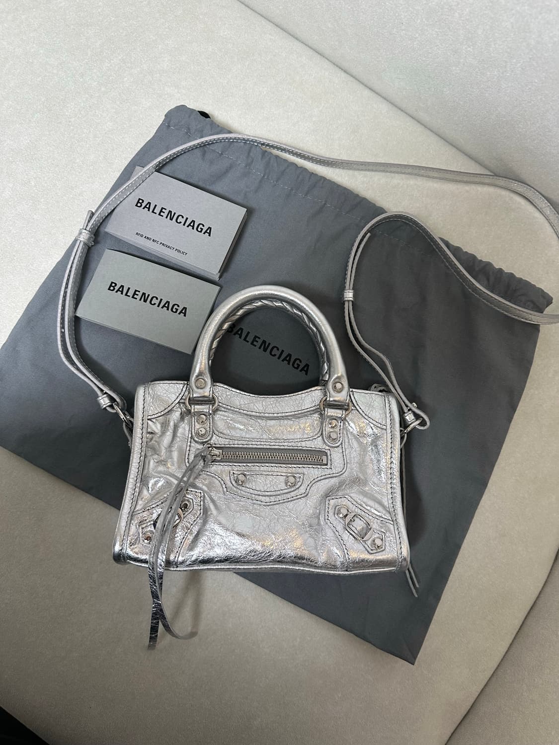 [새상품급 정품] 발렌시아가 르 시티 모터백 나노 실버 상품이미지1