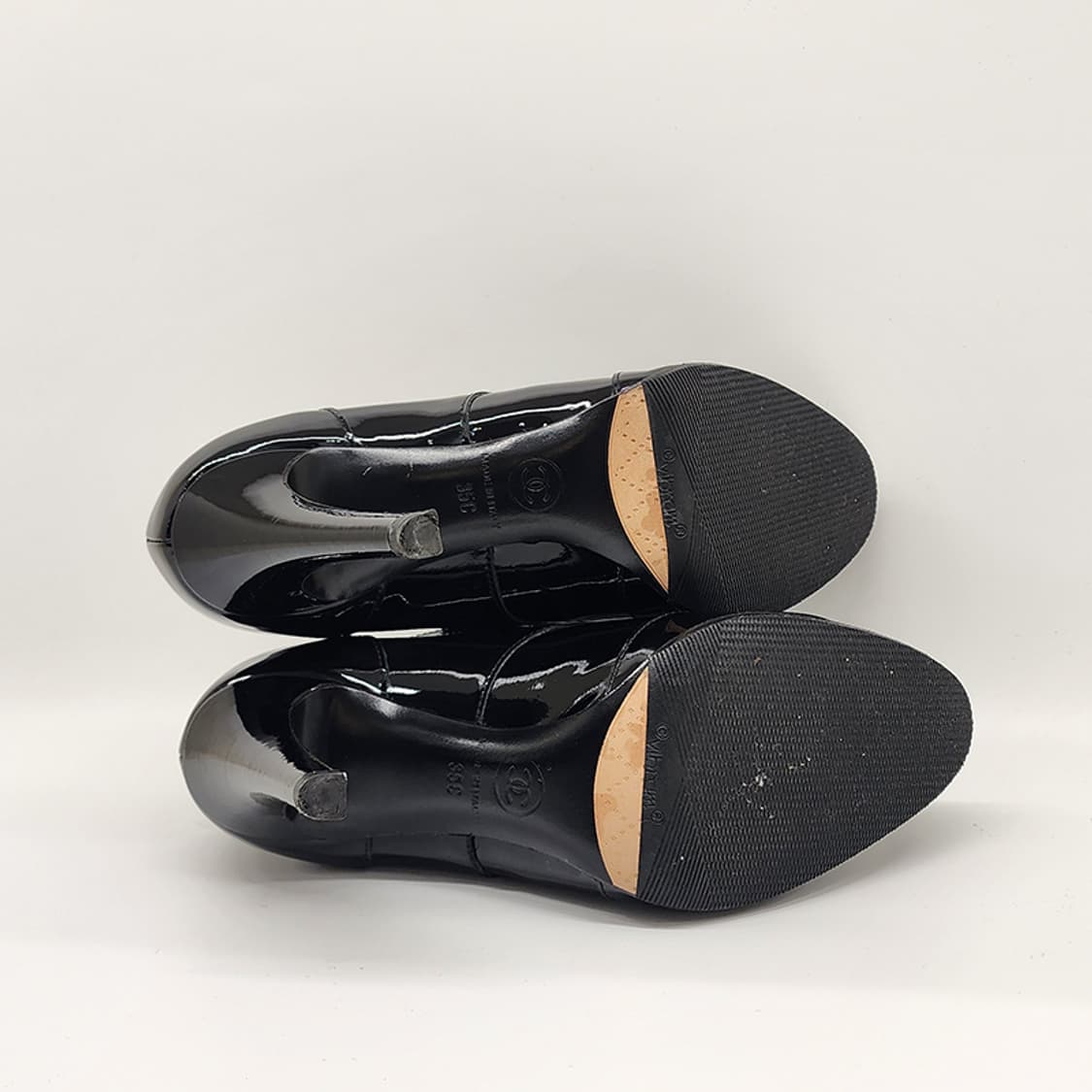 샤넬 G33057 CC 페이던트 레더 레이스업 힐 블랙 35 상품이미지4