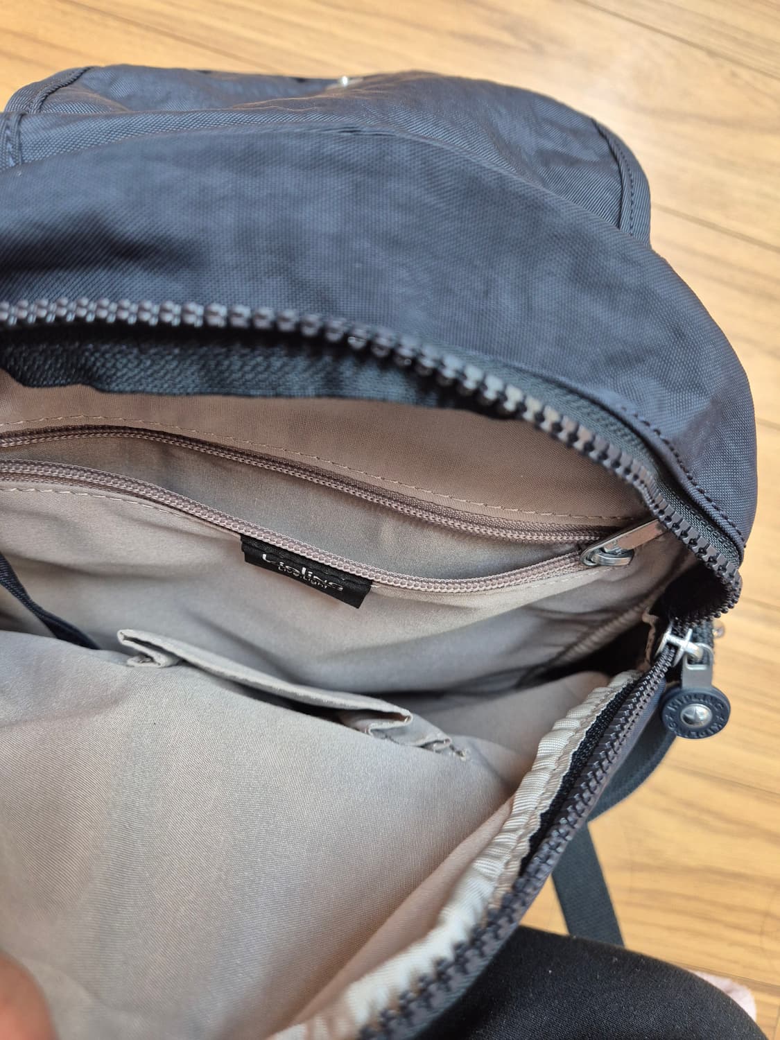 키플링 백팩 챠콜 색상입니다. 가볍고 수납공간도 넉넉해서 이것저것 넣고  상품이미지5