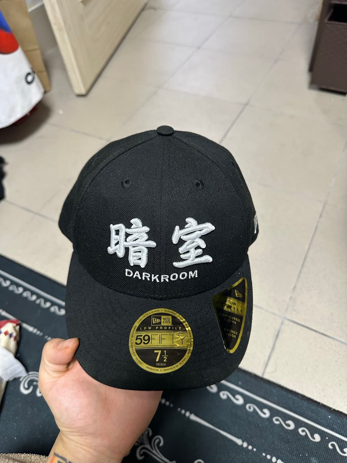 다크룸 스튜디오 x 뉴에라 피티드 캡 블랙 상품이미지2