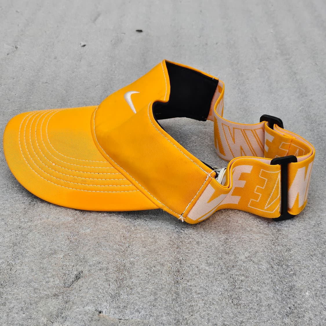 나이키 로고가 돋보이는 오렌지 색상의 썬캡 상품이미지3