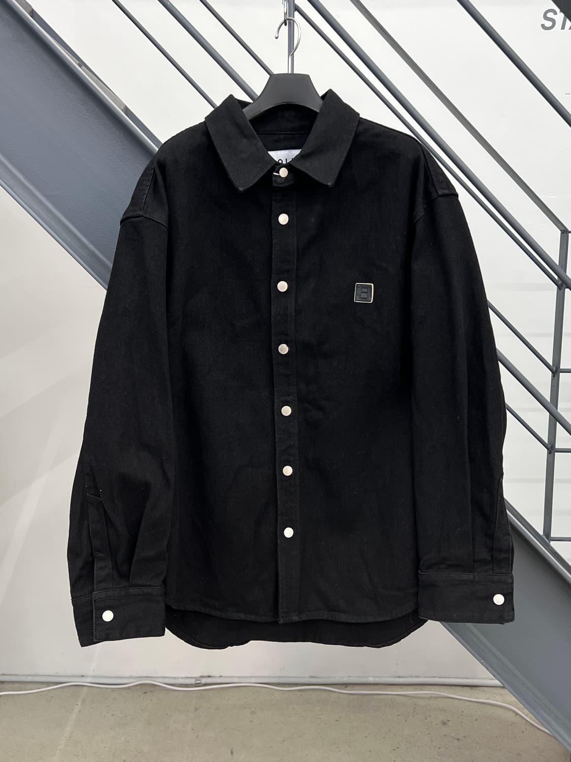 솔리드옴므 빅로고 데님 셔츠 자켓 / 블랙 상품이미지3