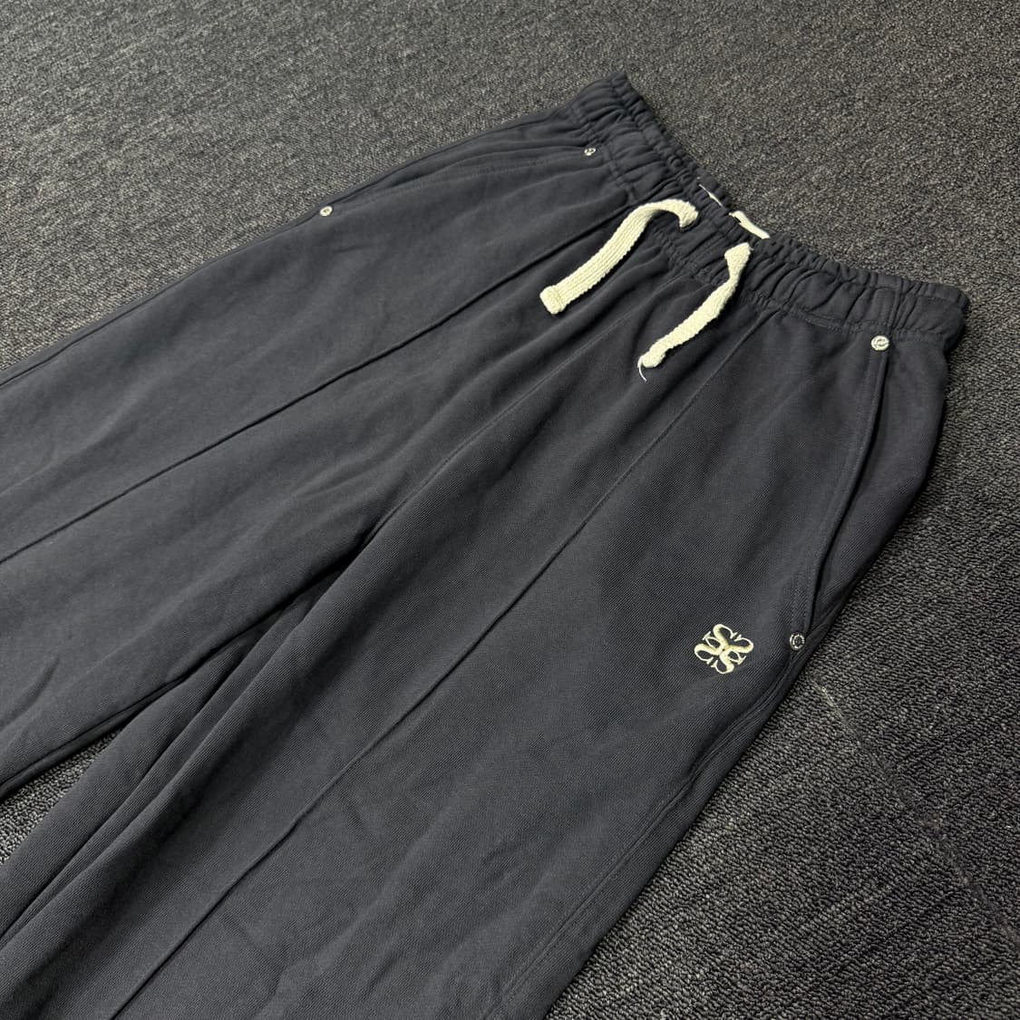 SATUR 가죽패치 조거팬츠 상품이미지4