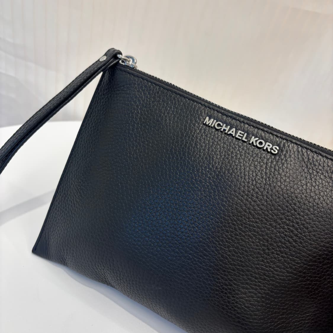정품 마이클코어스 클러치백     상품이미지3