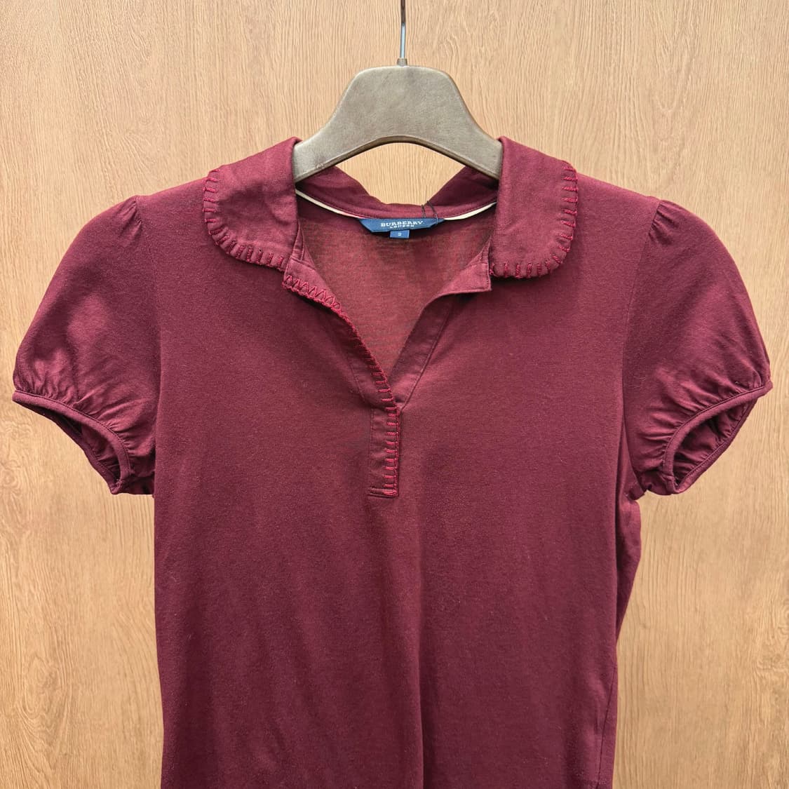 버버리 런던 반팔 티셔츠 오픈 카라 스티치 퍼프 슬리브 디테일 버건디 상품이미지4