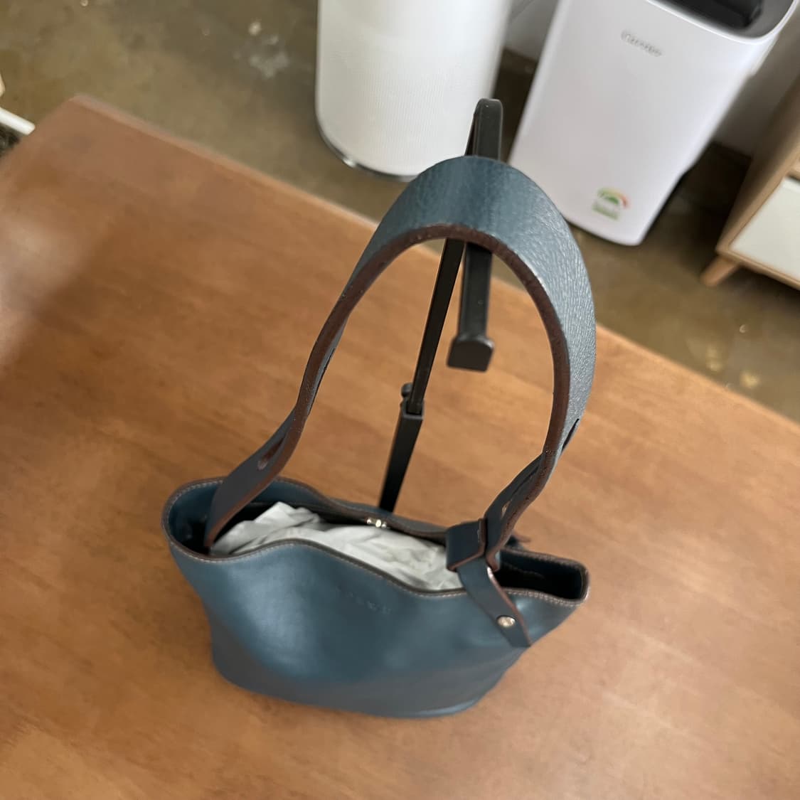 로에베 레더 숄더백 상품이미지4