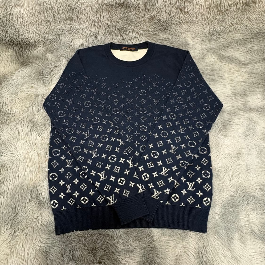 새상품급 루이비통 그라데이션 맨투맨 블루 M사이즈 상품이미지1