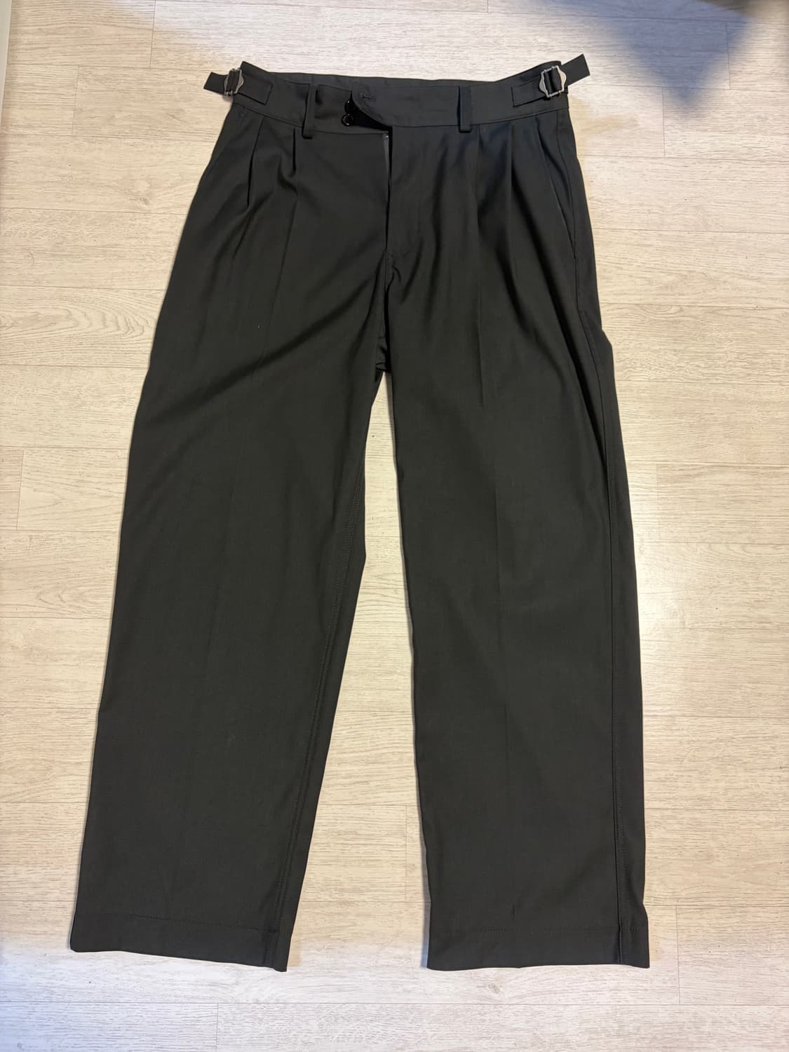 [5회착,02] 23AW 어나더오피스 산티아고 슬랙스 차콜 상품이미지4